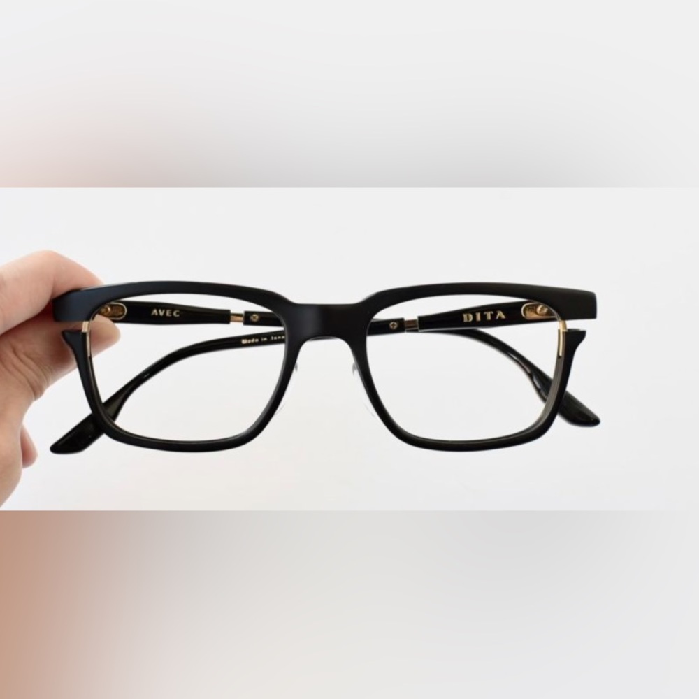 Dita - Avec Glasses